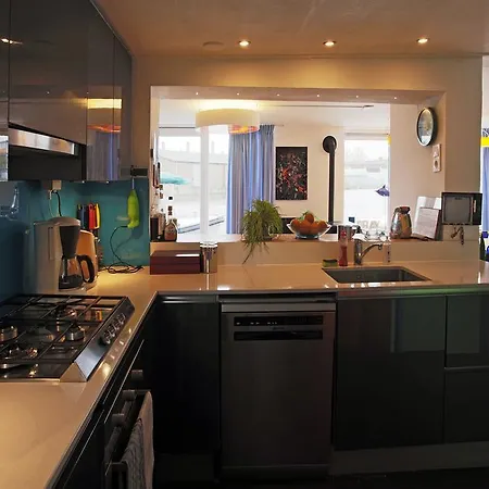 Sunny Houseboat شقة